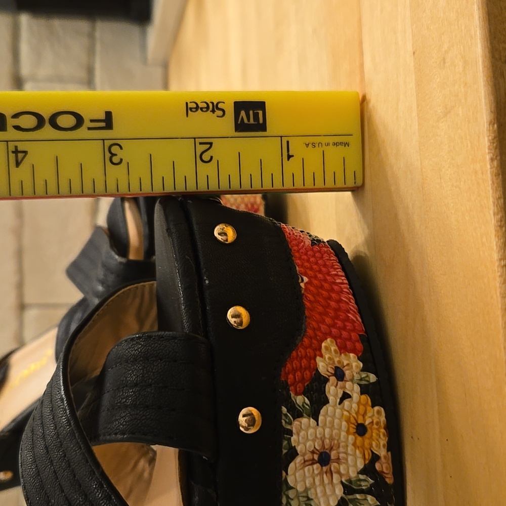 Chase + Chloe Floral Platform Heels - Picture 9 of 10